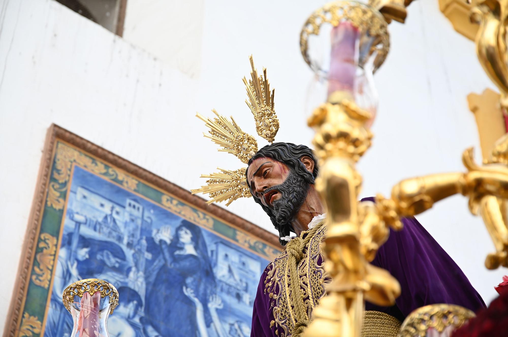 La Plaza de Capuchinos da salida a la Hermandad de la Sangre