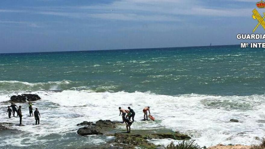 Salvan a un joven que se estaba ahogando en las calas de Torrevieja