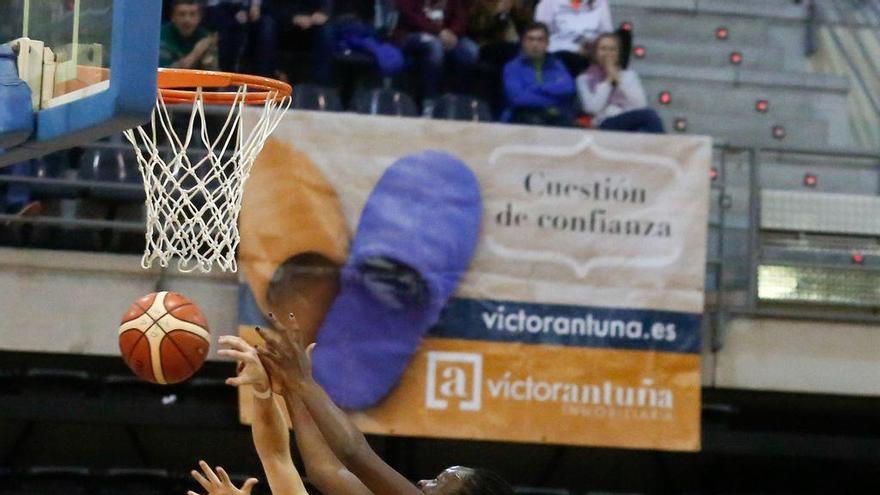 Un momento del partido entre el ADBA y el Aros en la primera vuelta.