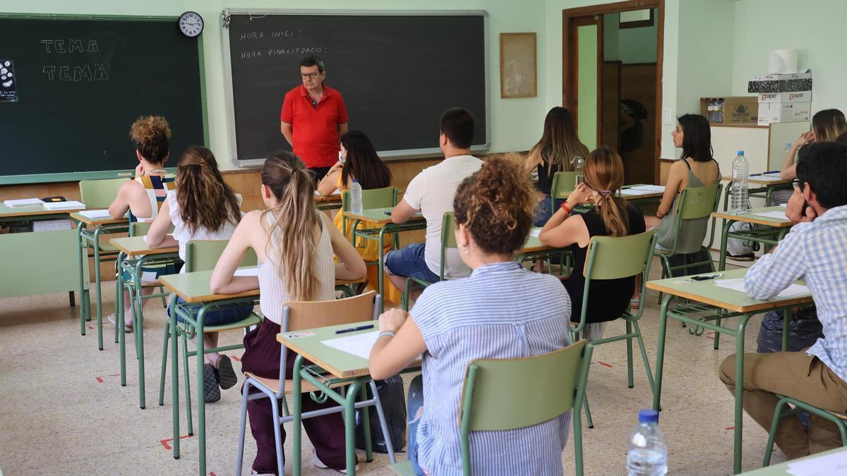 Oposiciones docentes en un instituto de Castelló.