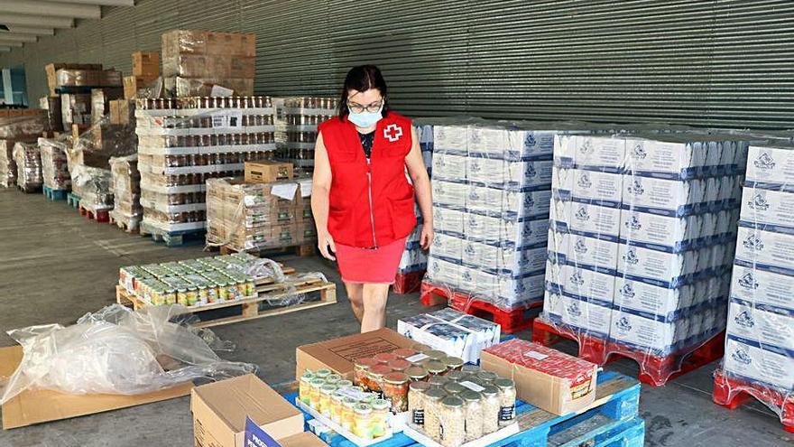 Un trabajadora de Cruz Roja, en el almacén de alimentos.