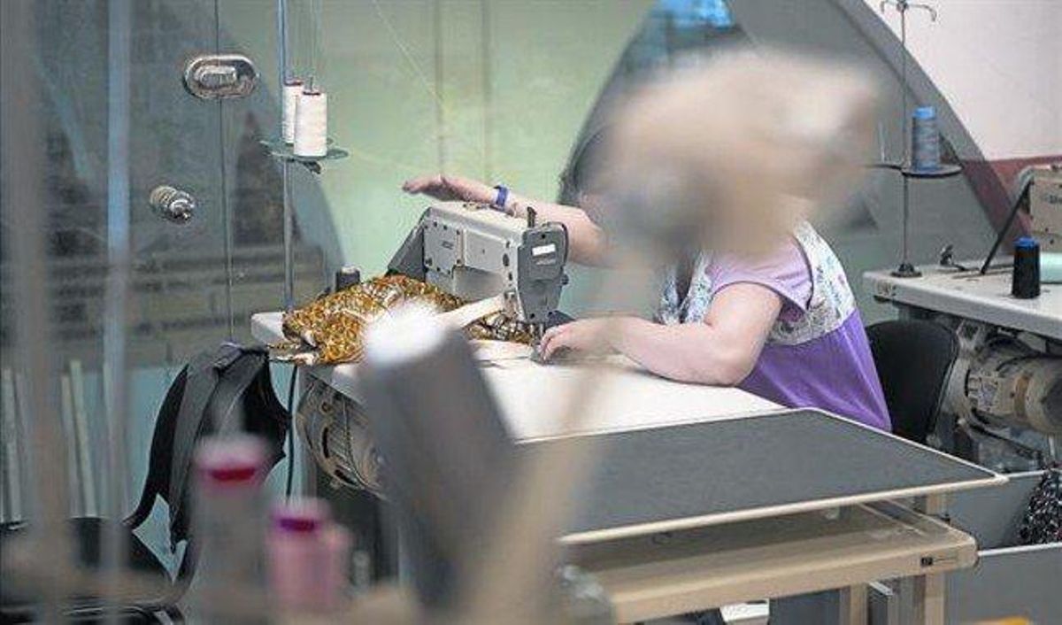 Al taller. Una dona confecciona una bossa al local de Dona Kolors, al Raval. Al taller. Una dona confecciona una bossa al local de Dona Kolors, al Raval.