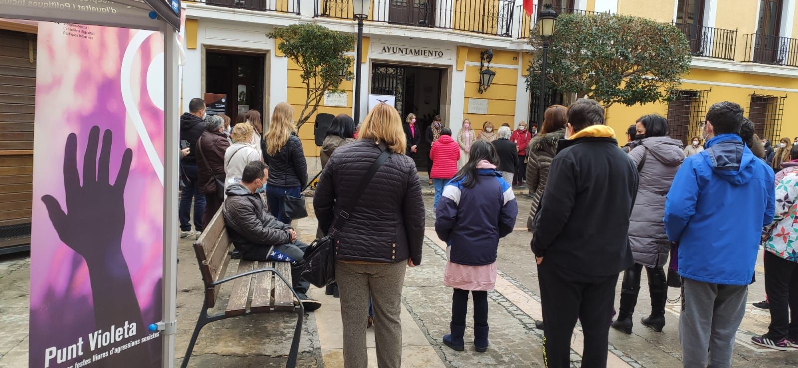 Decenas de vecinos se han concentrado este martes en la plaza del Ayuntamiento de Segorbe.