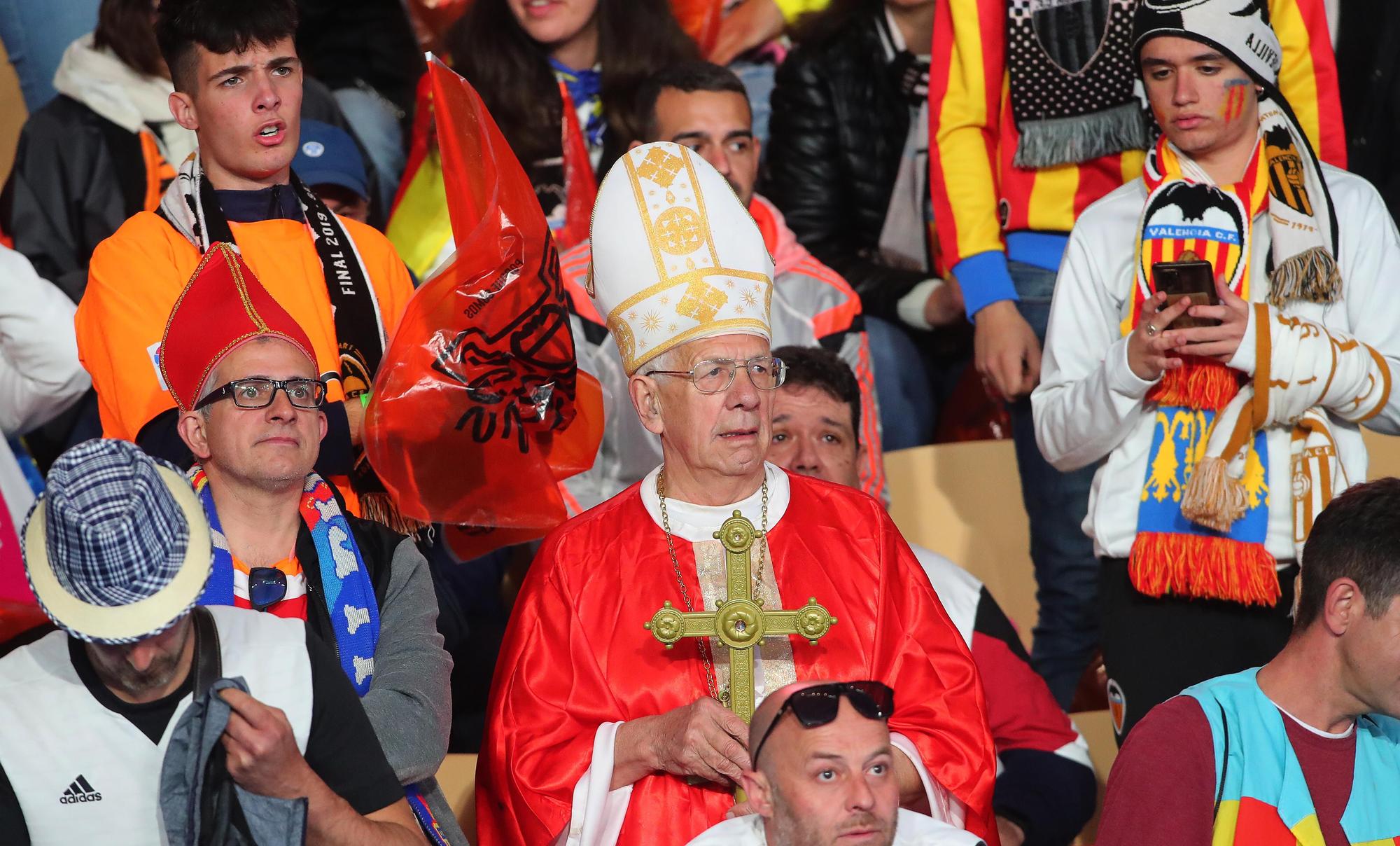 La afición valencianista llena de color el estadio de La cartuja