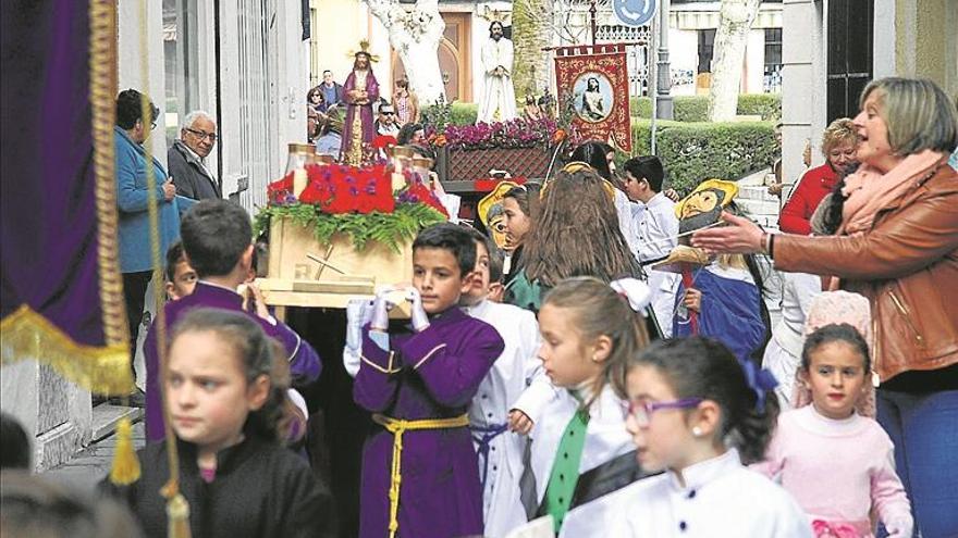 Numerosos niños hacen posible la celebración de la Semana Santa Chiquita