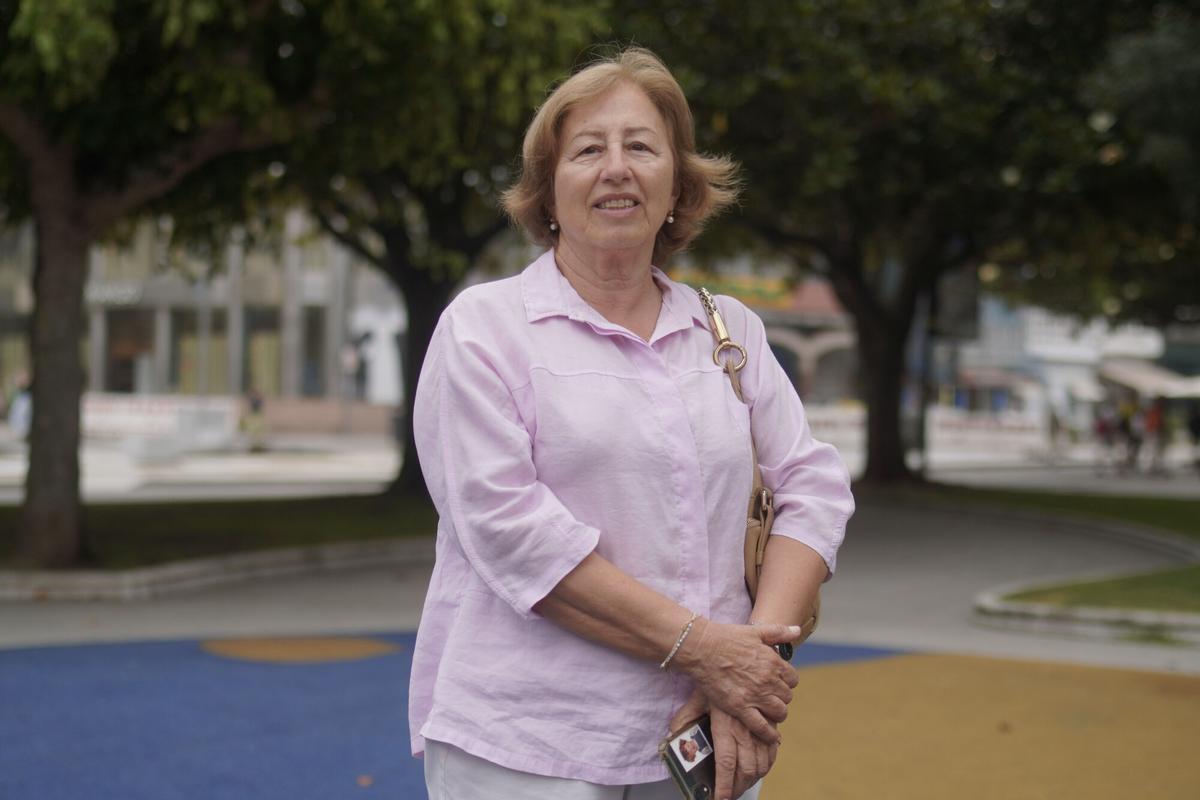 Charo Herrera posando en el parque de los Jardines de Méndez Núñez.