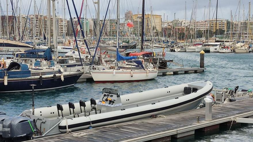 Una narcolancha del Estrecho llega  a La Isleta arrastrada por la corriente