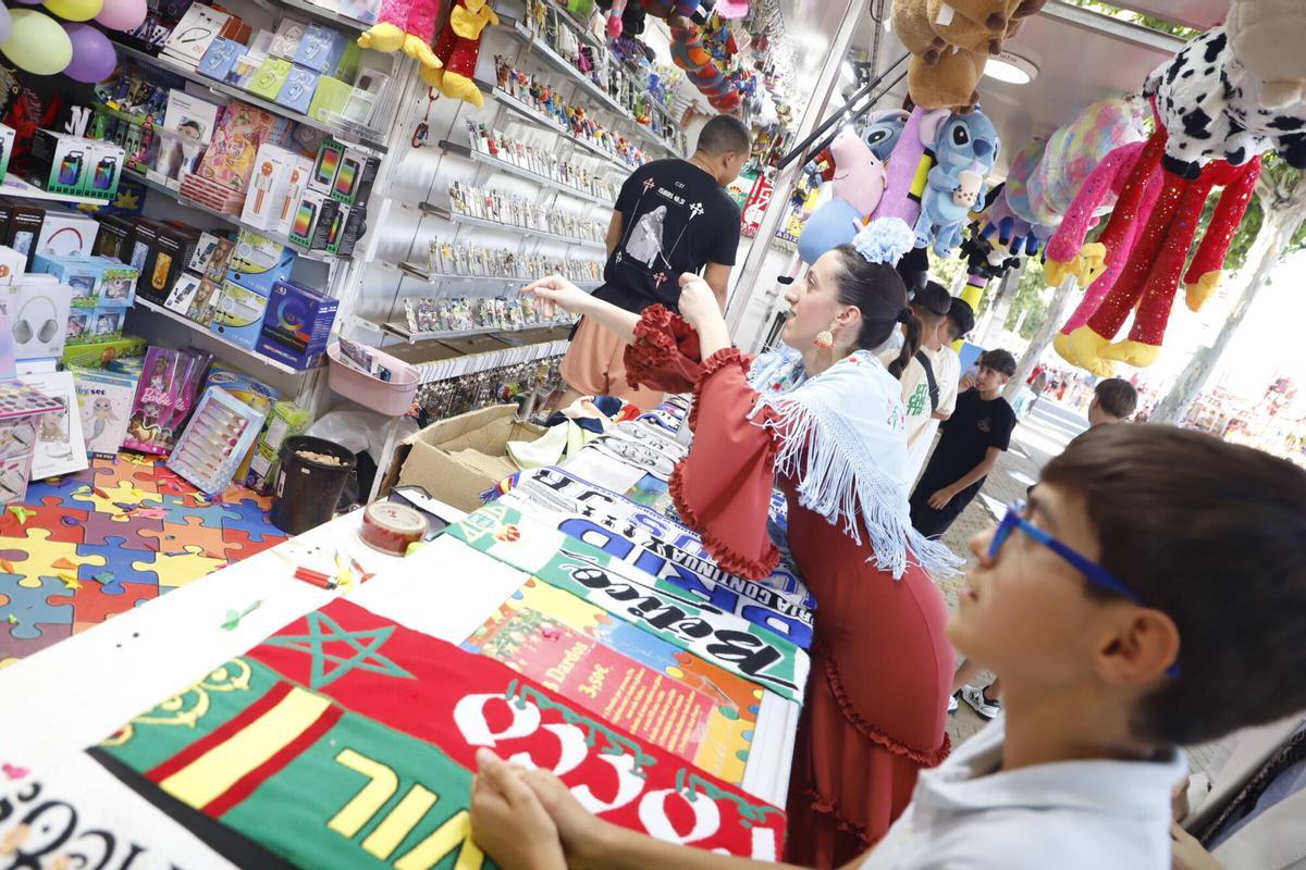 Las tómbolas y juegos de azar en la Feria de Córdoba, en imágenes