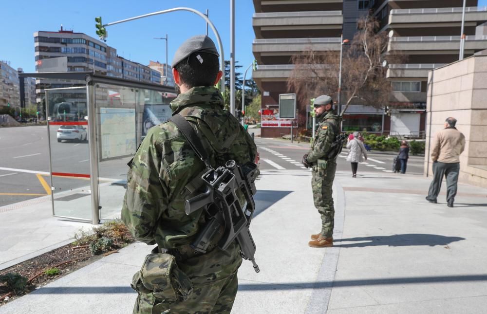 Hasta un centenar de militares de la Brilat patrullan estos días las calles de Vigo