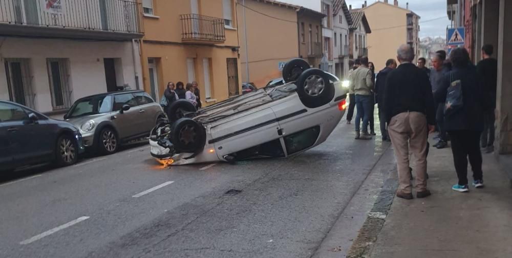 Un cotxe bolca a la carretera de Riudaura d'Olot