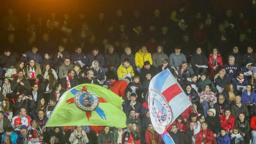 El Arosa disfruta de un día histórico en A Lomba ante un Primera División como el Granada