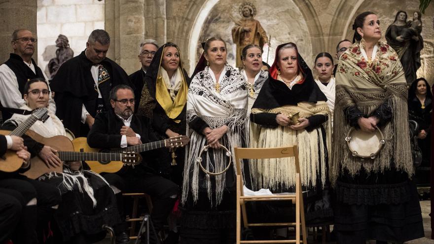 El Redoble canta la misa extremeña a la Virgen de la Montaña de Cáceres