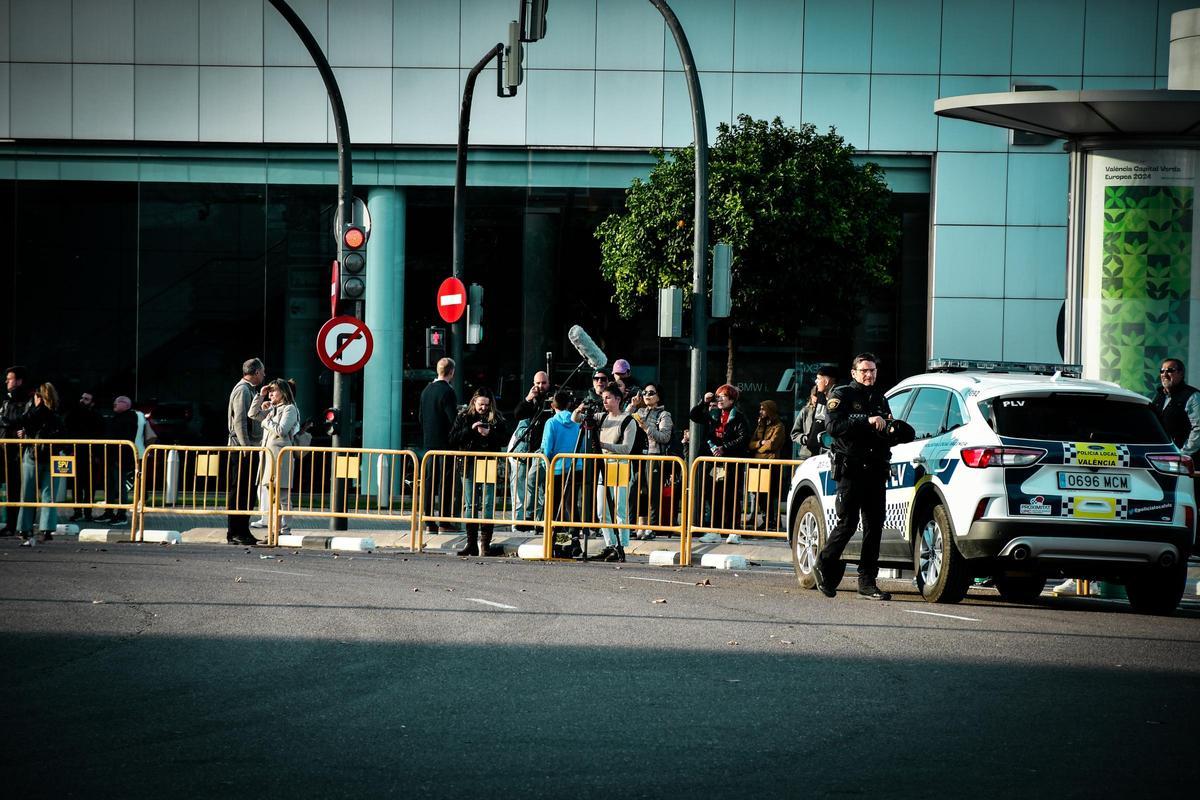 El edificio de Valencia reune vecinos y curiosos