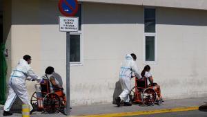 Traslado de pacientes en el Hospital 12 de octubre de Madrid.