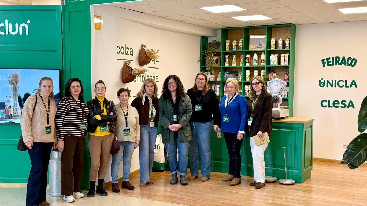 Carmen Rodríguez, quinta por la izquierda, y Quintiana, sexta, en la sede de Clun.