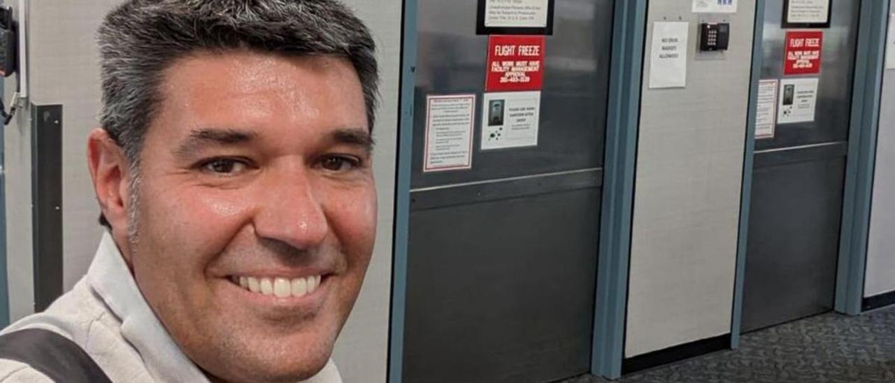 ARTURO FERNÁNDEZ, EN LA ENTRADA DEL CENTRO DE CONTROL DE LA NASA.