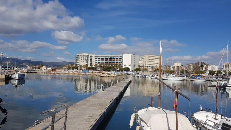 Uno de los pantalanes para amarrar las barcas del Molinar.