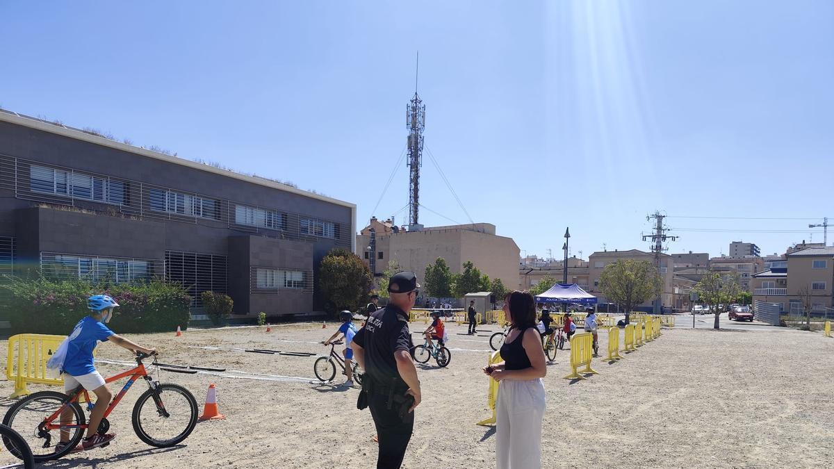 Escolares de 6º de Primaria participan en una de las actividades prácticas de circulación segura organizadas por la Policía Local durante la primera Bicicletada de Vinaròs.