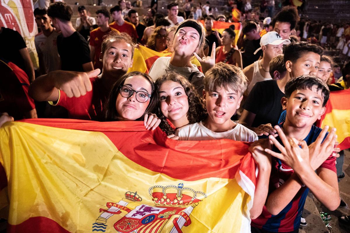 Seguidores de la selección española de fútbol siguen la semifinal de la Eurocopa 2024 entre España y Francia, en la pantalla gigante instalada en Badalona