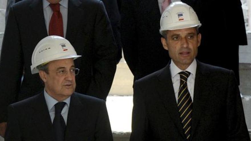 El presidente de la Generalitat, Francisco Camps (d), acompañado por el presidente de ACS, Florentino Pérez (2d), durante la visita que han realizado esta mañana a las obras del nuevo Hospital La Fe de Valencia.