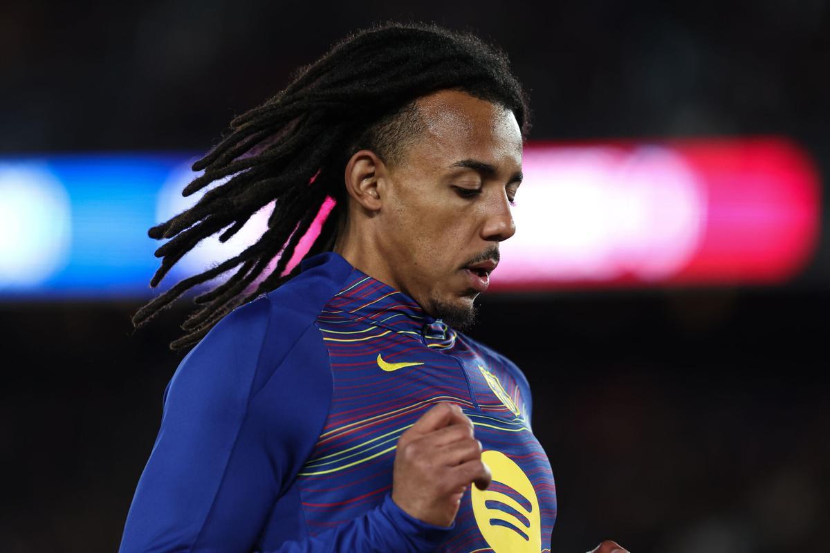 Jules Kounde of FC Barcelona warms up during the Spanish league, La Liga EA Sports, football match played between FC Barcelona and Atletico de Madrid at Spotify Camp Nou stadium on December 2, 2025 in Barcelona, Spain. AFP7 02/12/2025 ONLY FOR USE IN SPAIN. Irina R. Hipolito / AFP7 / Europa Press;2025;SPORT;ZSPORT;SPAIN;SOCCER;ZSOCCER;FC Barcelona v Atletico de Madrid - La Liga EA Sports;