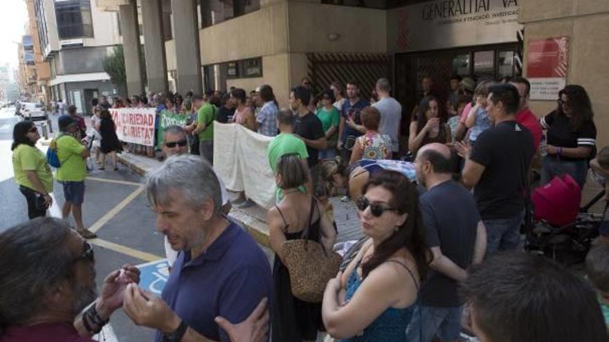 Interinos protestando ante la sede de Educación en Alicante tras la adjudicación de las plazas en julio.