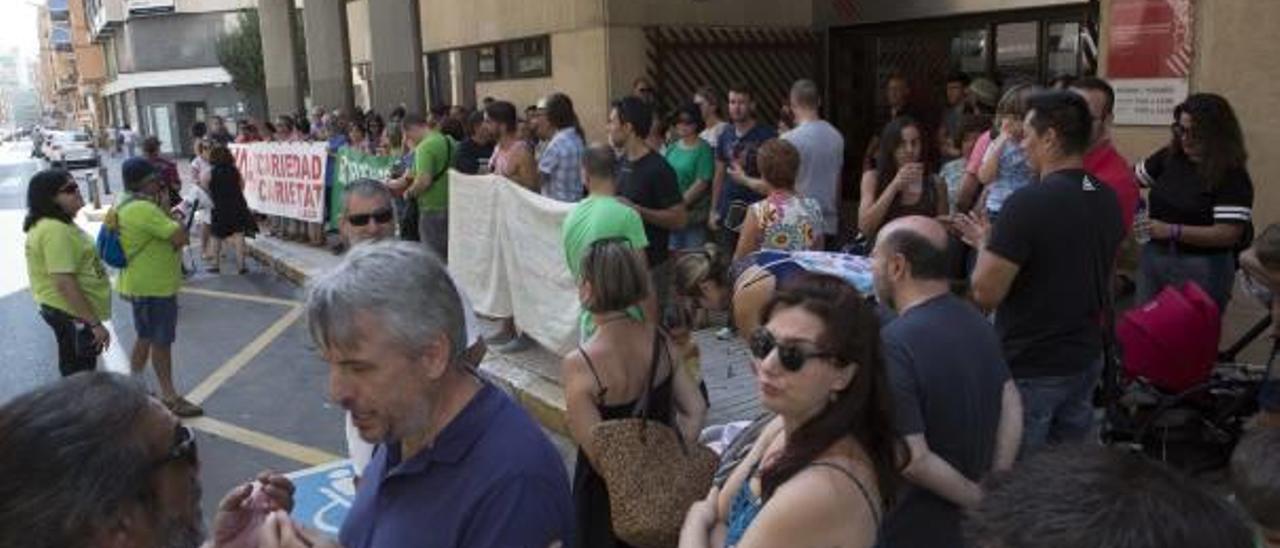 Interinos protestando ante la sede de Educación en Alicante tras la adjudicación de las plazas en julio.