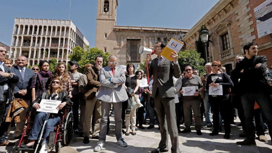 Varias decenas de periodistas se han concentrado hoy en Valencia convocados por la Unió de Periodistes Valencians en defensa de la profesión y en contra de la precariedad laboral.