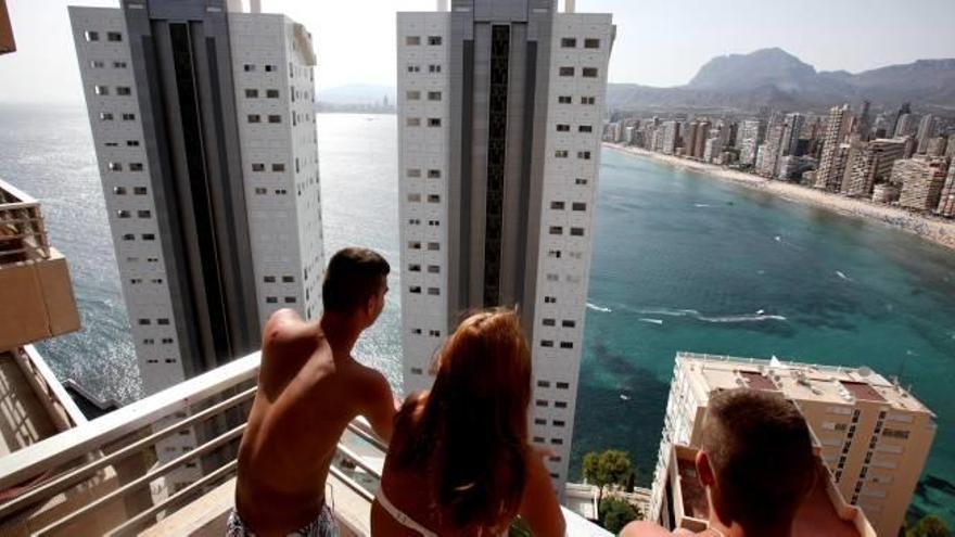 Tres jóvenes en un apartamento de Benidorm.