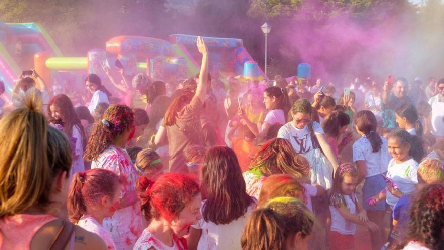 La Praza da Reiboa de Poio se tiñe de color con la Fiesta Holi de vuelta al cole