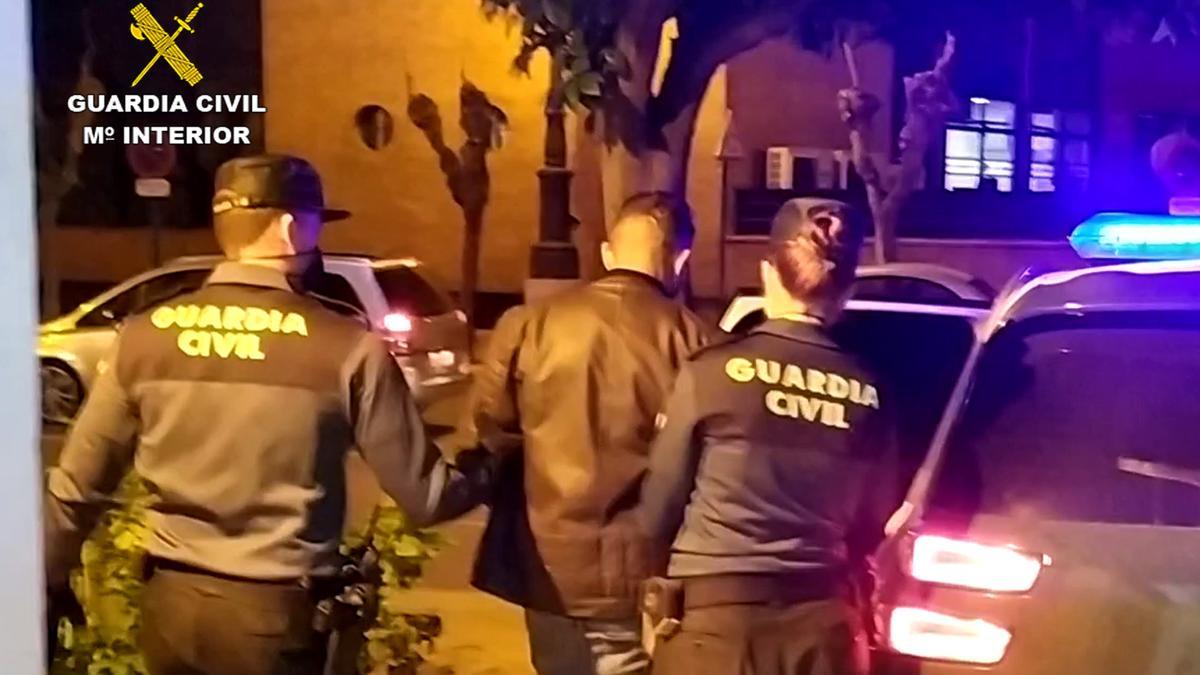 Detenido un violento delincuente por prender fuego a una indigente en Alguazas