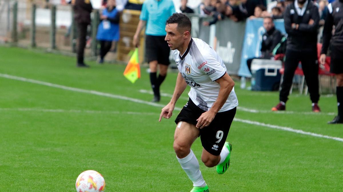 Nando Copete, con el balón, durante un partido del Mérida.