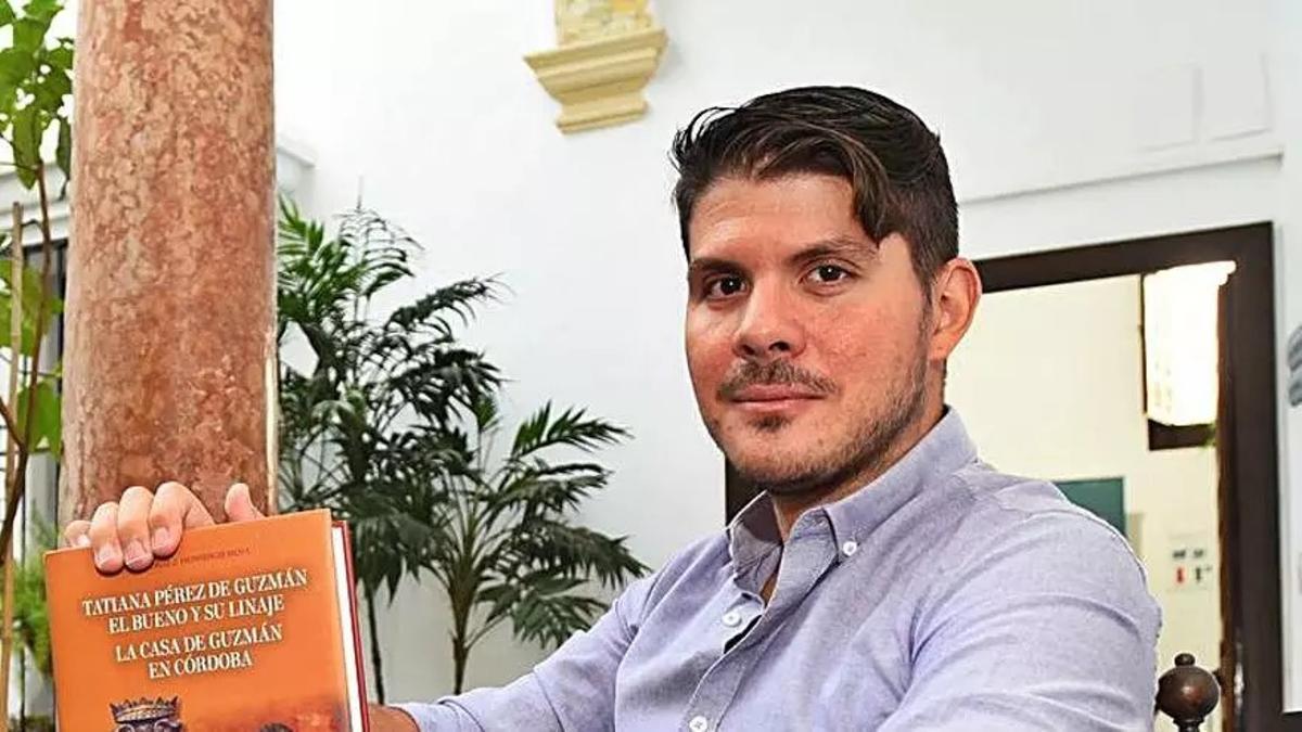 Gonzalo J. Herreros muestra un ejemplar de ‘La casa de los Guzman en Córdoba’. | CHENCHO MARTÍNEZ / CHENCHO MARTÍNEZ