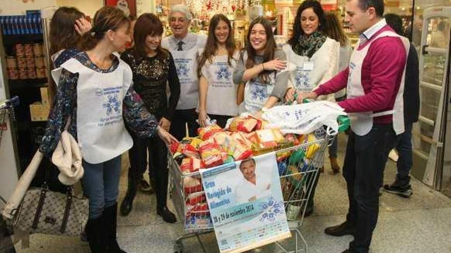 Desde primera hora de la mañana los carritos se iban llenando de las bolsas solidarias que repartían.