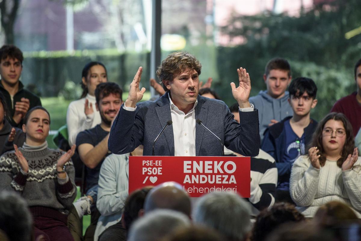 El candidato del PSE en las elecciones vascas, Eneko Andueza, durante la presentación de su candidatura.