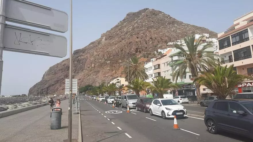 El funcionamiento del carril bus genera colas para acceder a la playa de Las Teresitas, en Santa Cruz de Tenerife