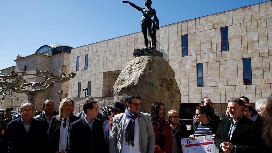 Integrantes del grupo de apoyo &quot;Zamora con Susana&quot; durante su puesta de largo en la capital en la jornada de ayer.