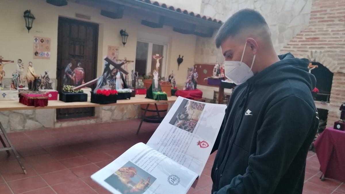 El joven revisa el itinerario que ha creado para celebrar las procesiones en la intimidad de su vivienda