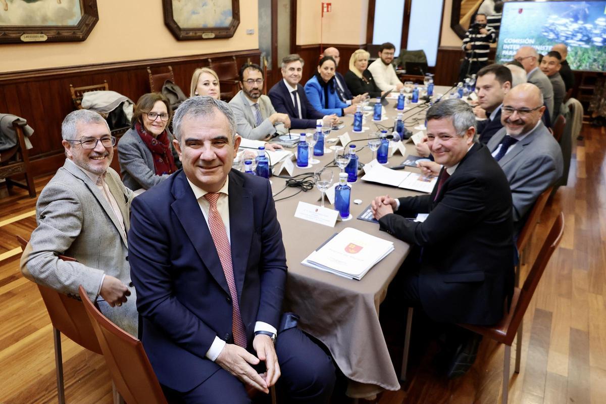 El consero Juan María Vázquez y el secretario de Estado de Medio Ambiente, este martes en el Real Casino de Murcia.