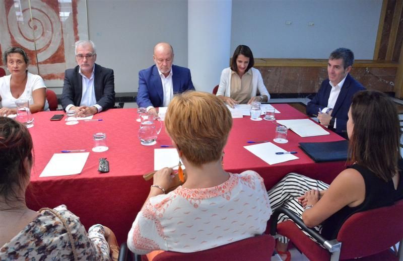 Clavijo se reúne con los libreros