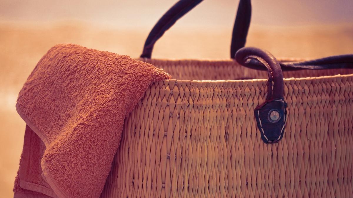 Los trucos definitivos para limpiar tus bolsos de rafia que acaban con la arena y con las manchas
