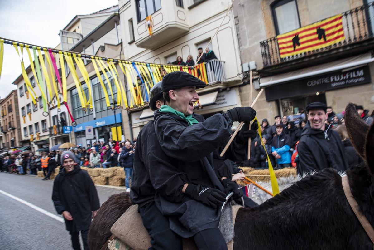 La cercavila de cavalleries i xarrets de Puig-reig s'ha celebrat amb normalitat tot i la pluja La cercavila de cavalleries i xarrets de Puig-reig s'ha celebrat amb normalitat tot i la pluja