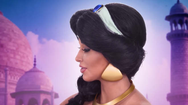 Kim Kardashian caracterizada como Jasmine