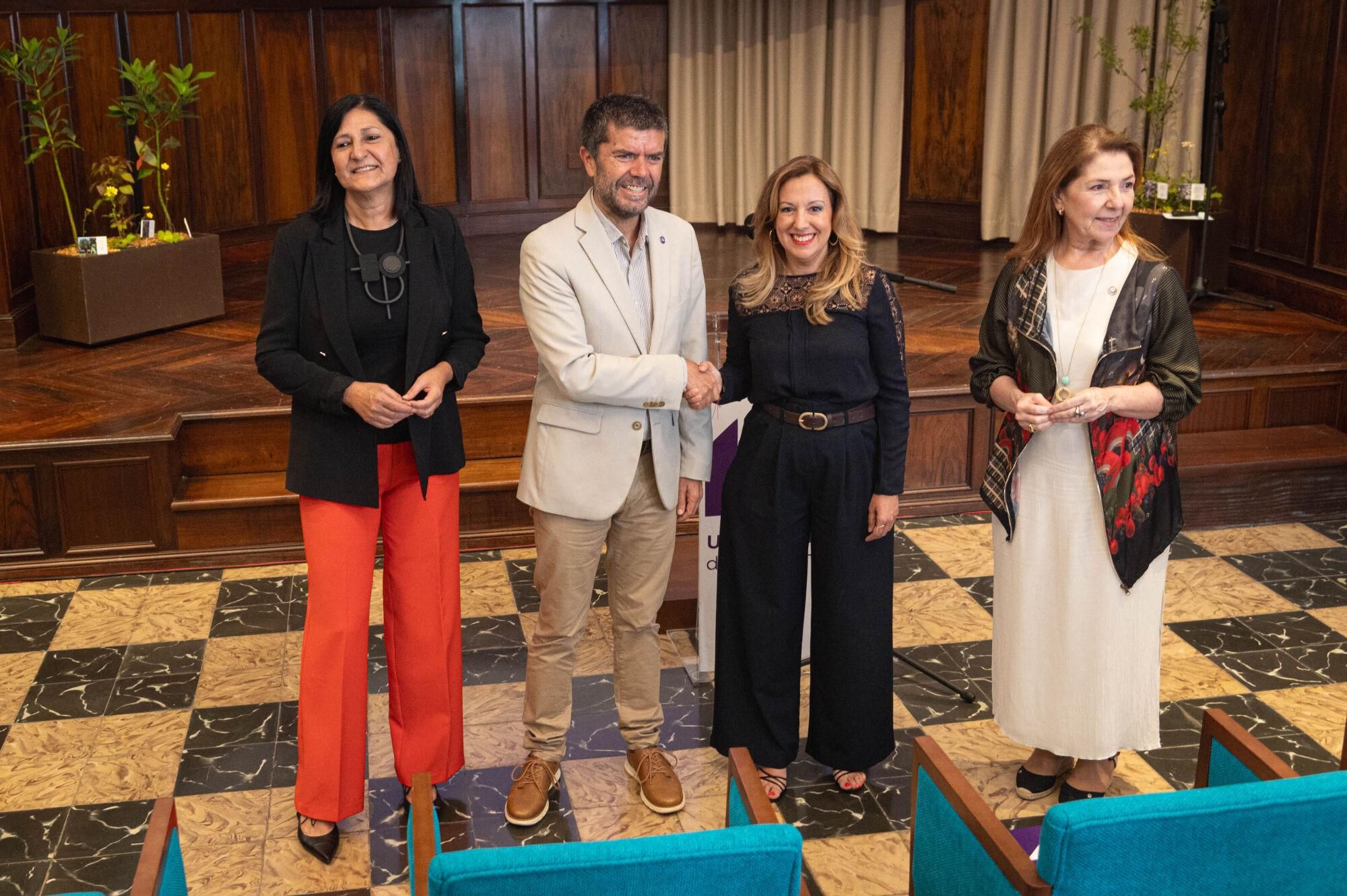 Reunión entre el rector de la ULL, Francisco García, y la presidenta del Cabildo de Tenerife, Rosa Dávila.