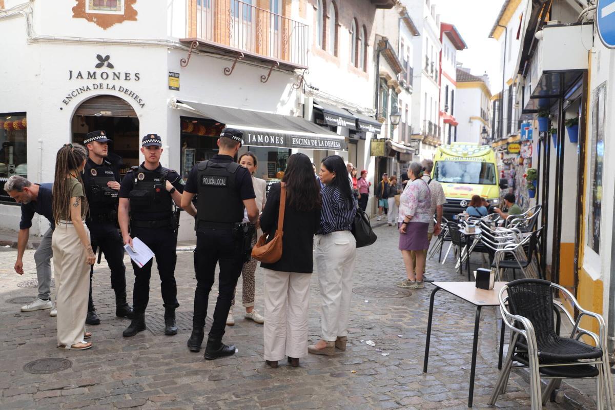Vecinos conversan con la Policía Local tras el suceso.