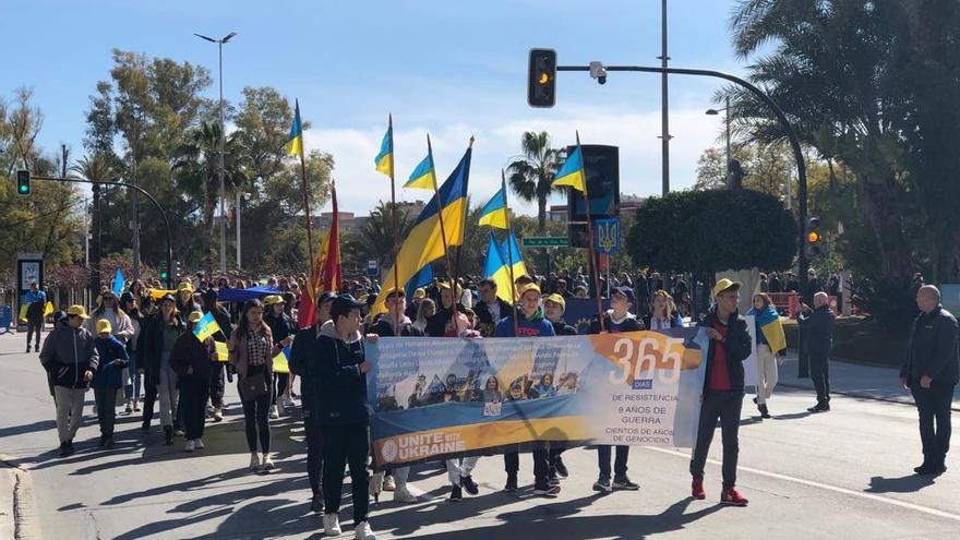 Cientos de ucranianos marchan en Murcia por la paz después de un año de la guerra