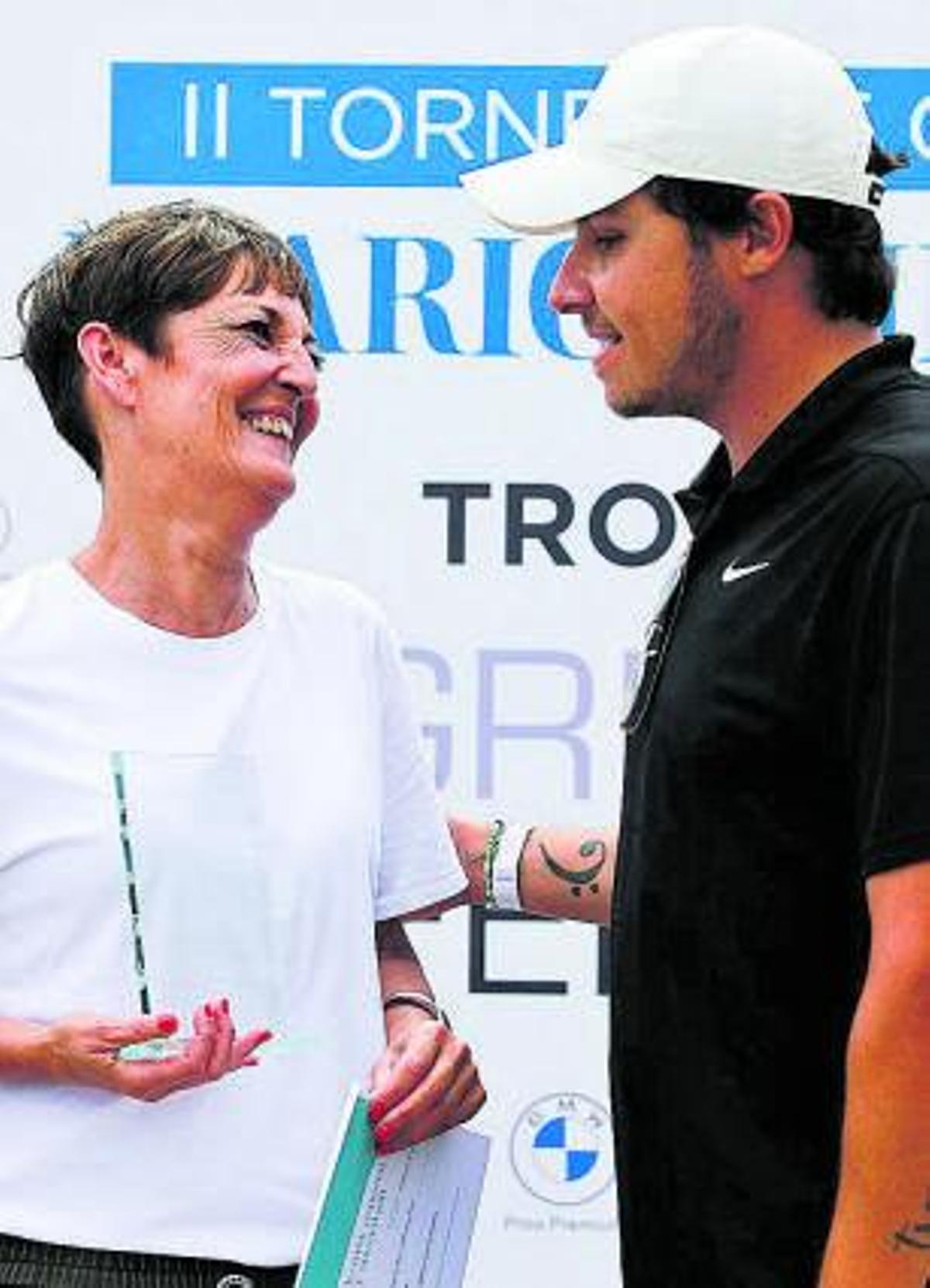 Ana Ferrá, directora de Marketing de Grupo Ferrá, entrega el premio de Scratch masculino a Lucas Orsateli.