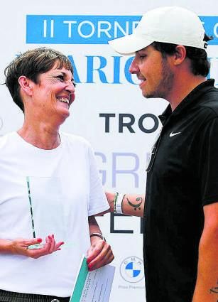 Ana Ferrá, directora de Marketing de Grupo Ferrá, entrega el premio de Scratch masculino a Lucas Orsateli.