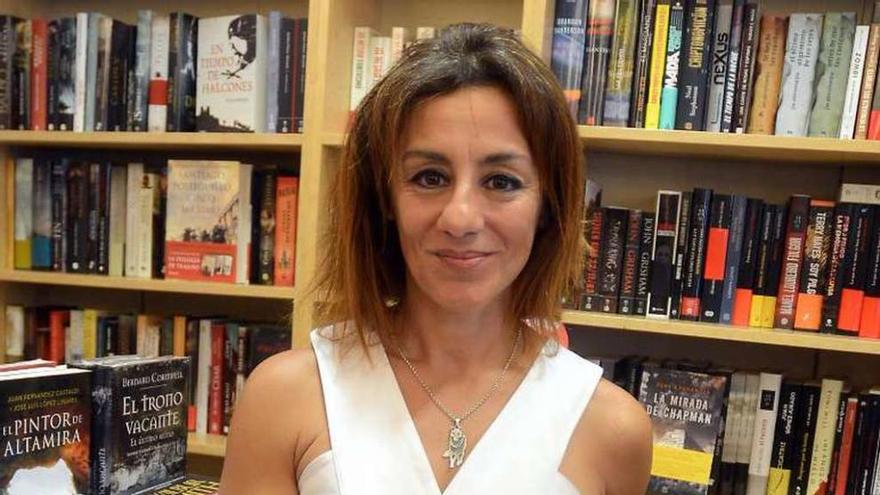 Chus Lago, con su libro &quot;Sobre huellas de gigante&quot;. // Rafa Vázquez