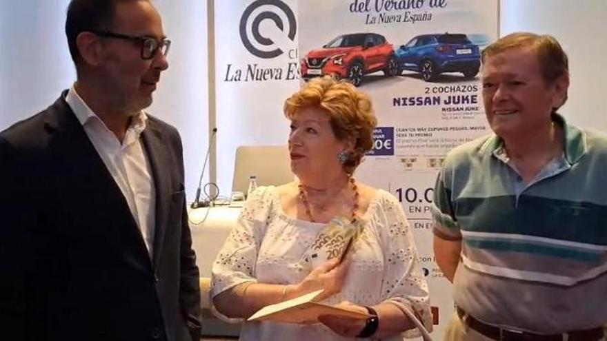 VÍDEO: Así fue la entrega de 1000 euros del sorteo de LA NUEVA ESPAÑA a una de nuestras lectoras